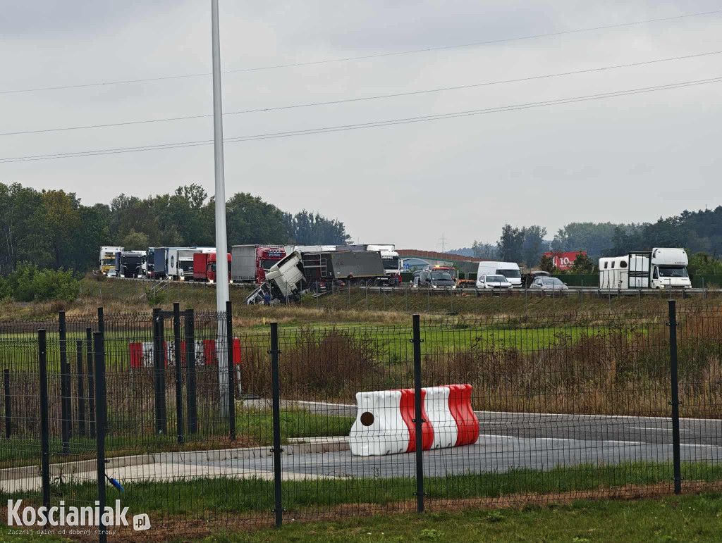Ciężarówka wjechała w drogowców na S5