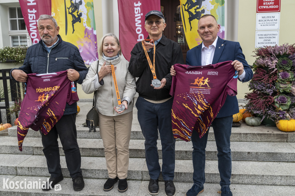 Zaprezentowano medale i koszulki na Półmaraton