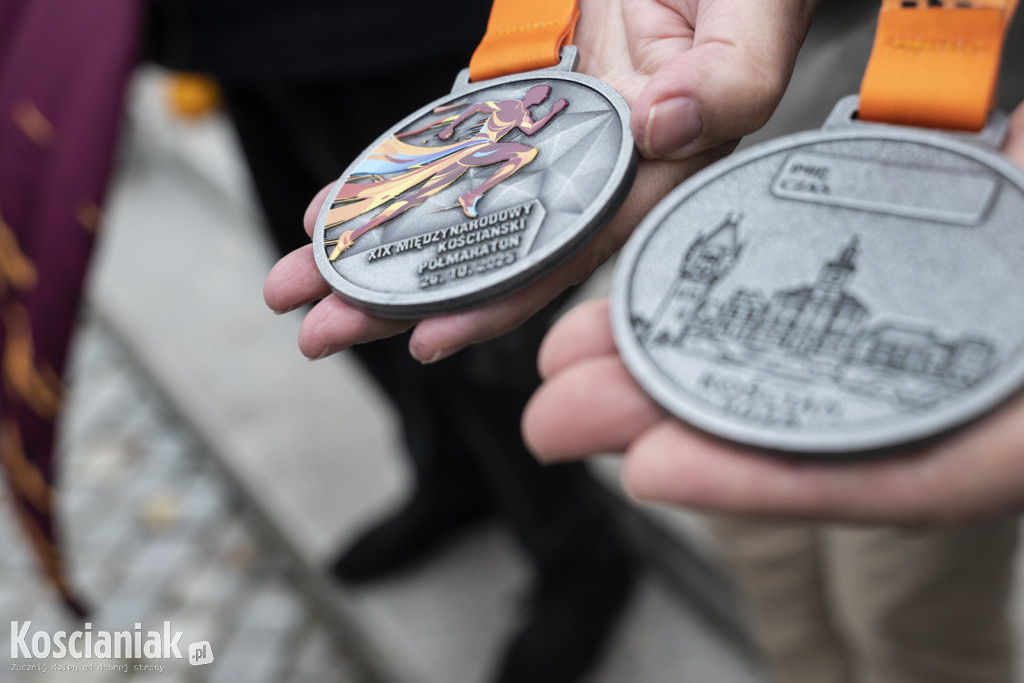 Zaprezentowano medale i koszulki na Półmaraton
