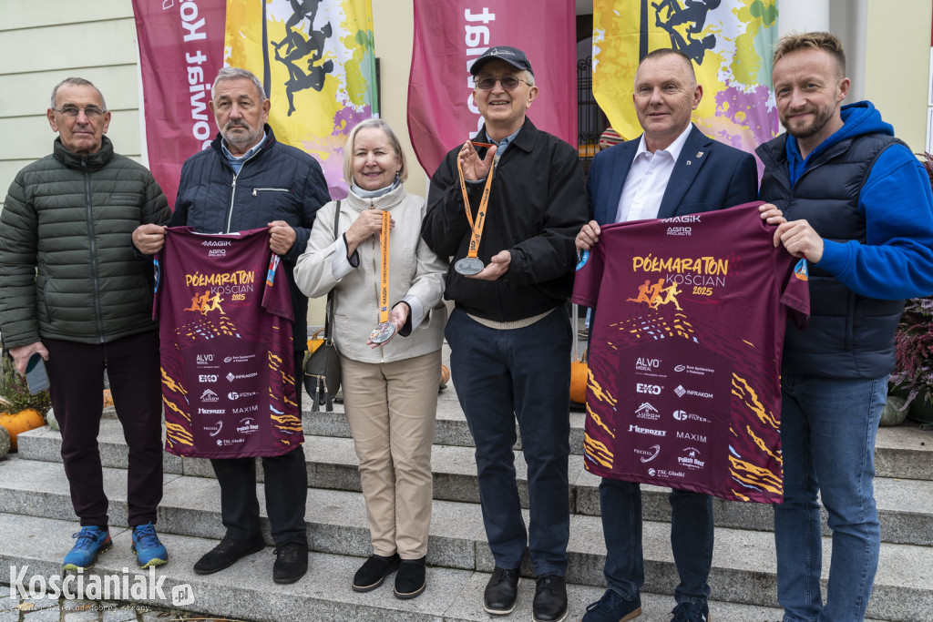 Zaprezentowano medale i koszulki na Półmaraton