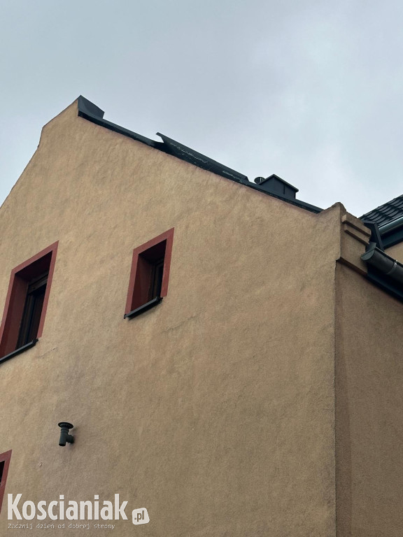 Zerwany dach i powalone drzewa