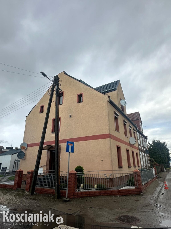 Zerwany dach i powalone drzewa