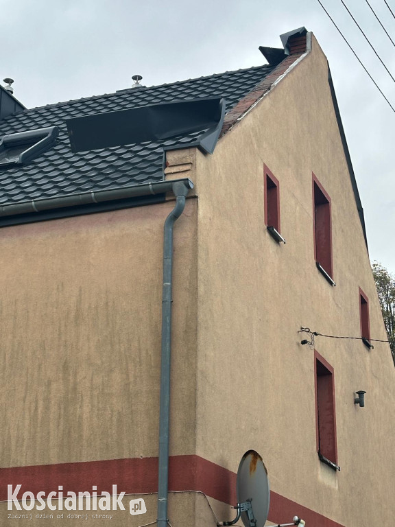 Zerwany dach i powalone drzewa