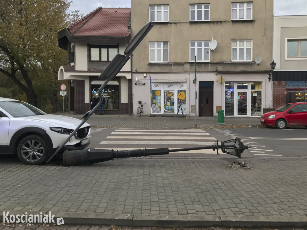 Uderzył w lampę przed przejściem dla pieszych