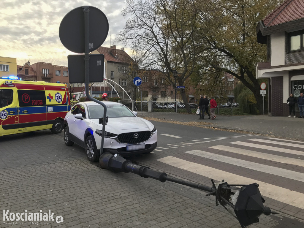 Uderzył w lampę przed przejściem dla pieszych