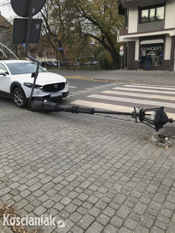 Uderzył w lampę przed przejściem dla pieszych