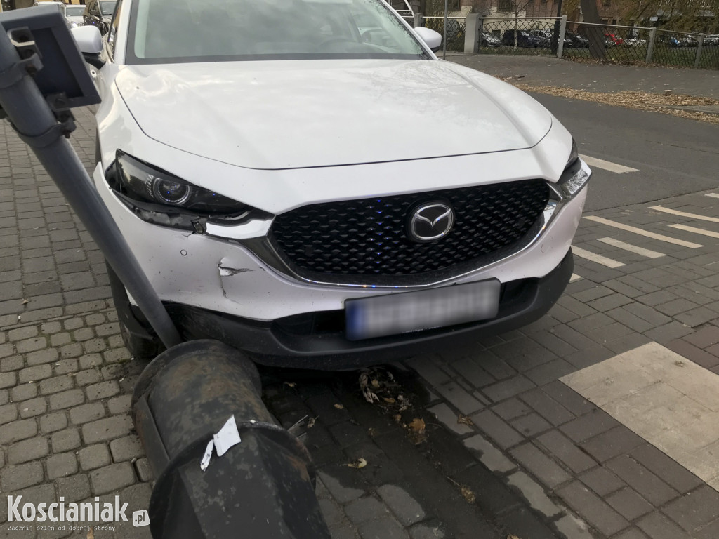 Uderzył w lampę przed przejściem dla pieszych