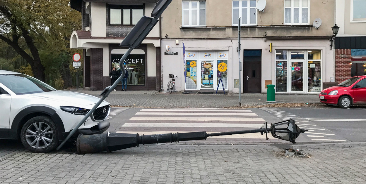 Uderzył w lampę przed przejściem dla pieszych