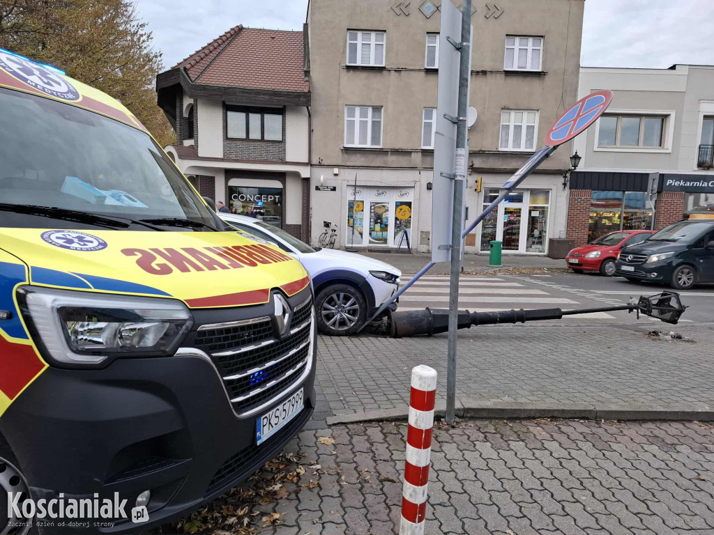 Uderzył w lampę przed przejściem dla pieszych