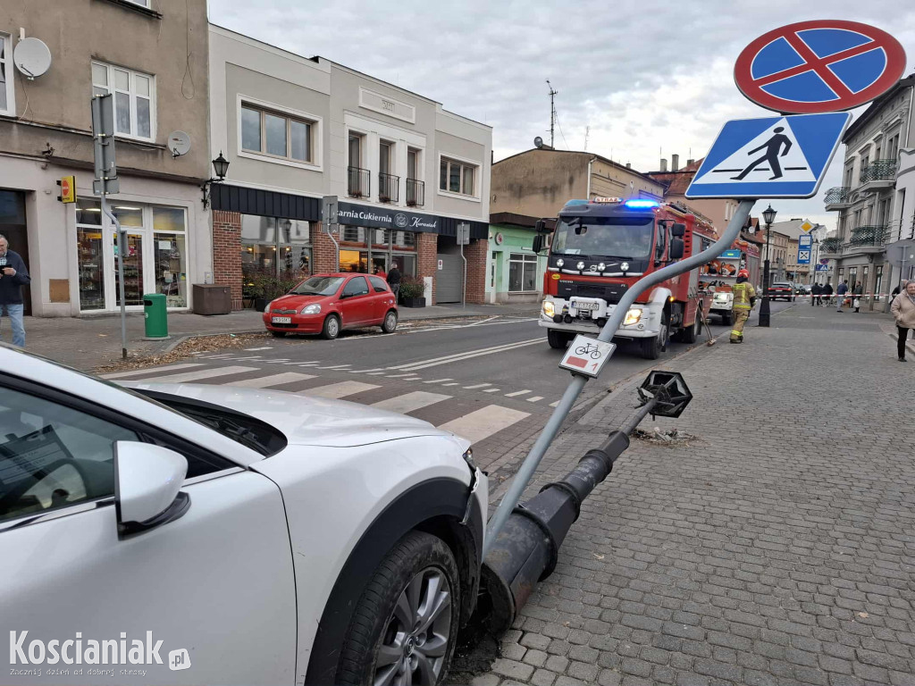 Uderzył w lampę przed przejściem dla pieszych