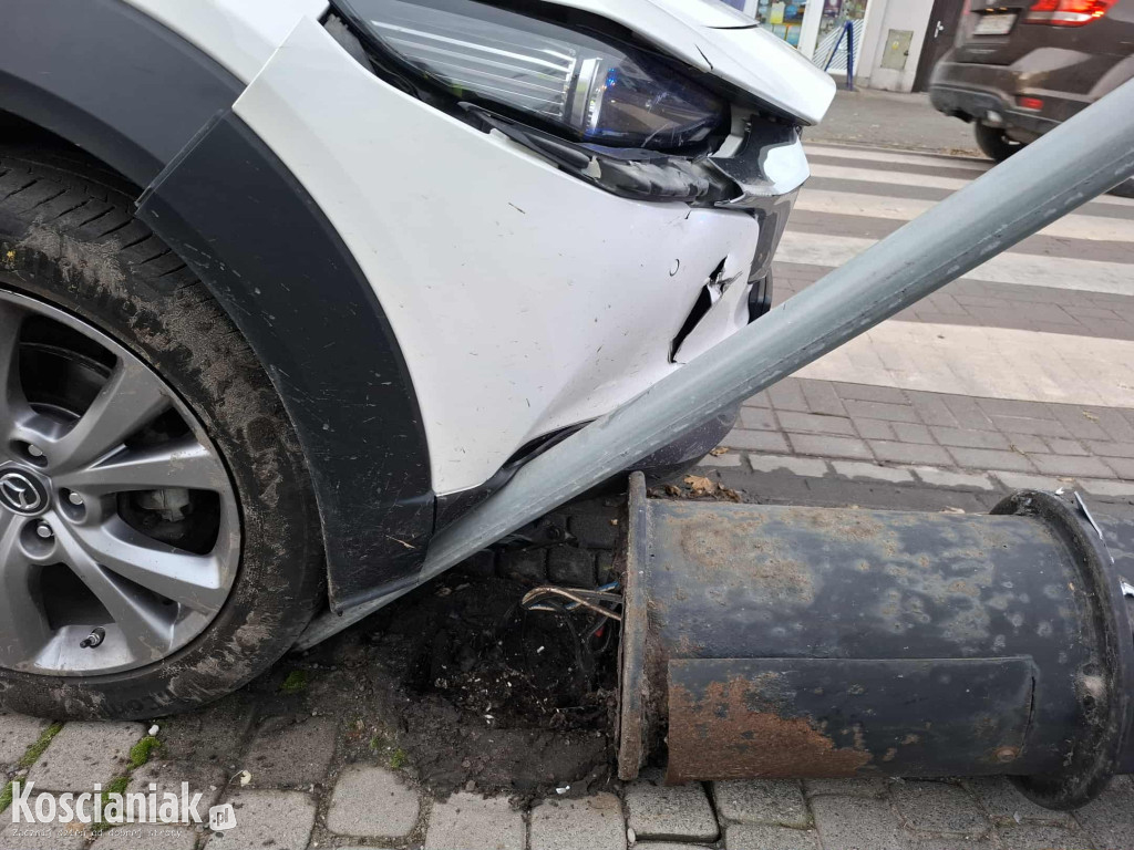 Uderzył w lampę przed przejściem dla pieszych
