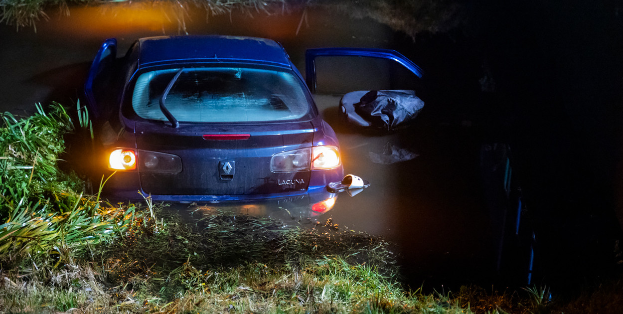 Auto wpadło do kanału w Kurzej Górze