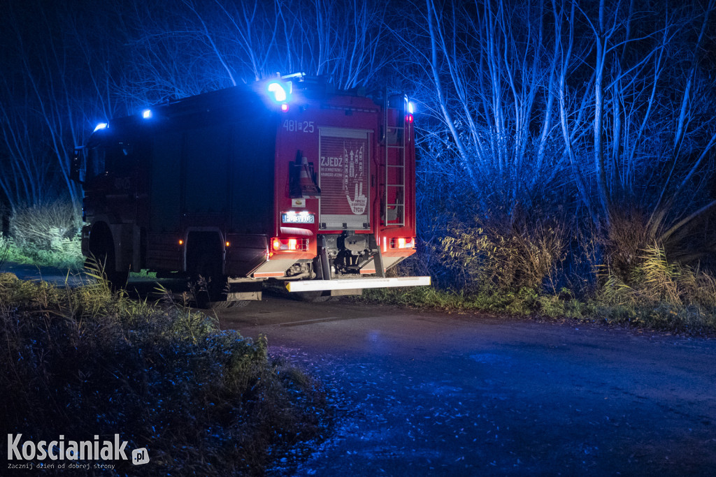 Auto wpadło do kanału w Kurzej Górze