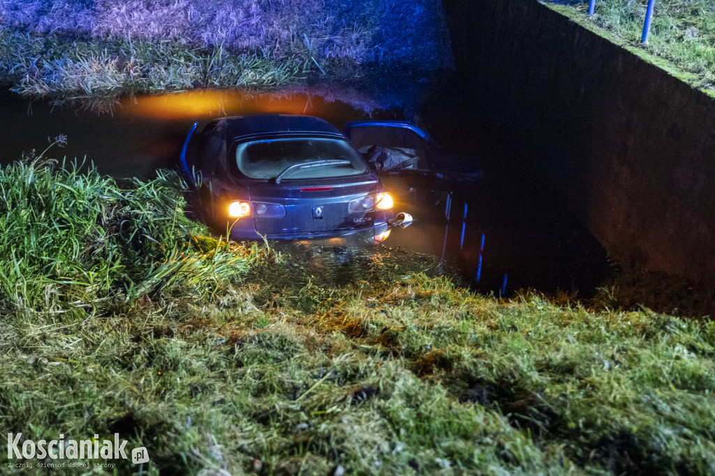 Auto wpadło do kanału w Kurzej Górze