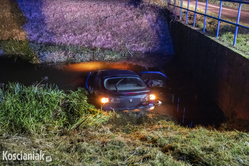 Auto wpadło do kanału w Kurzej Górze