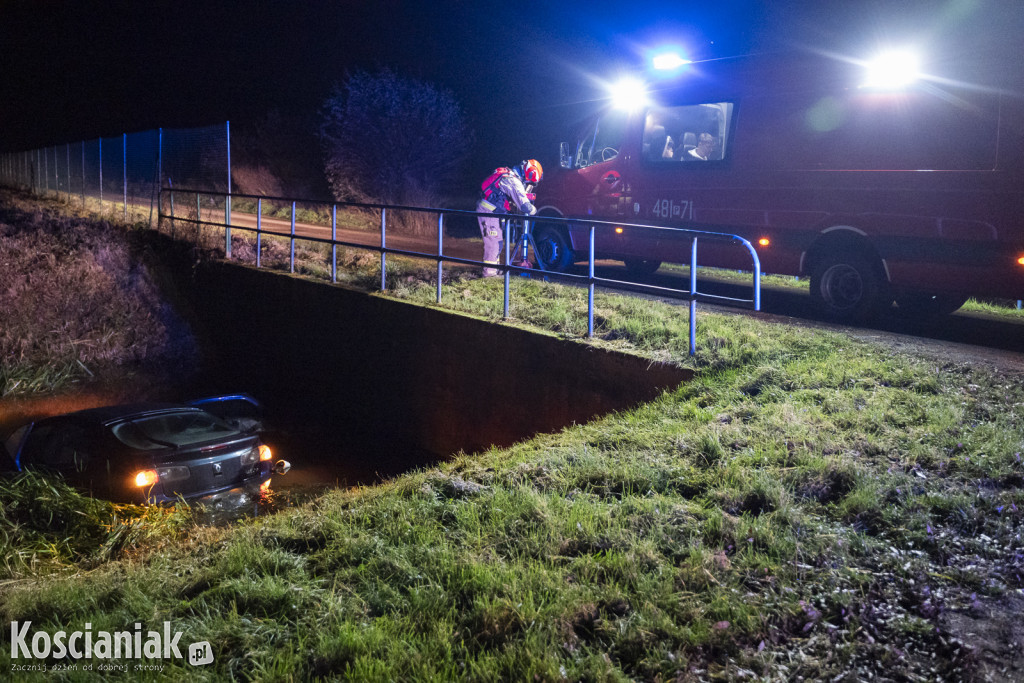 Auto wpadło do kanału w Kurzej Górze