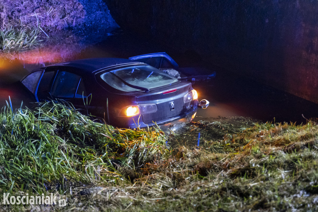 Auto wpadło do kanału w Kurzej Górze