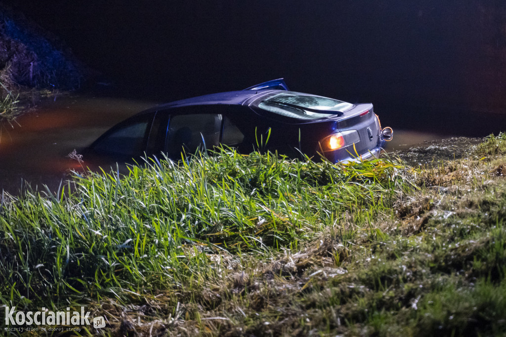 Auto wpadło do kanału w Kurzej Górze