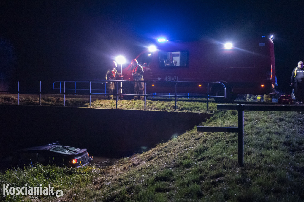 Auto wpadło do kanału w Kurzej Górze