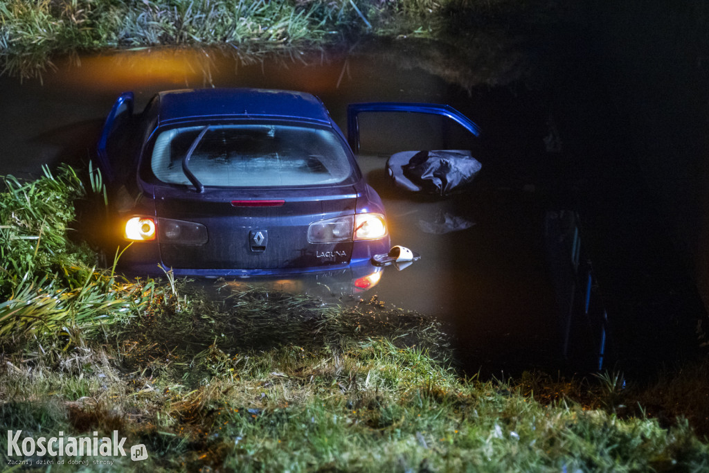 Auto wpadło do kanału w Kurzej Górze