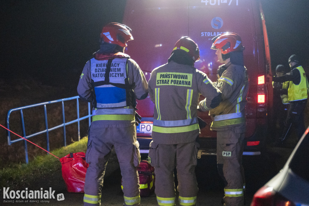 Auto wpadło do kanału w Kurzej Górze