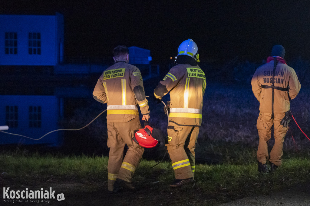 Auto wpadło do kanału w Kurzej Górze