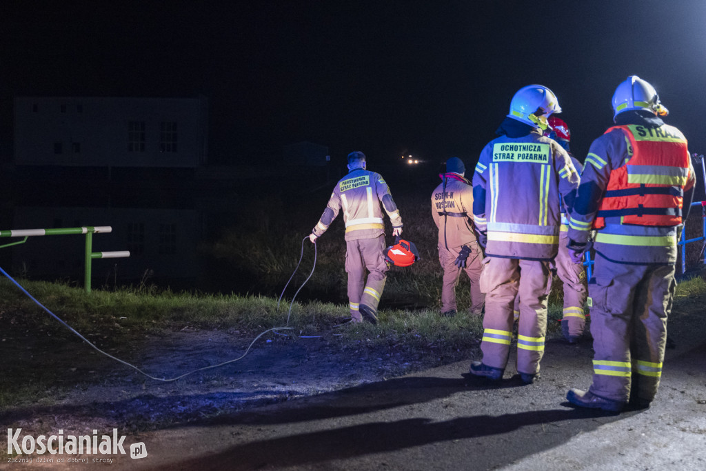 Auto wpadło do kanału w Kurzej Górze