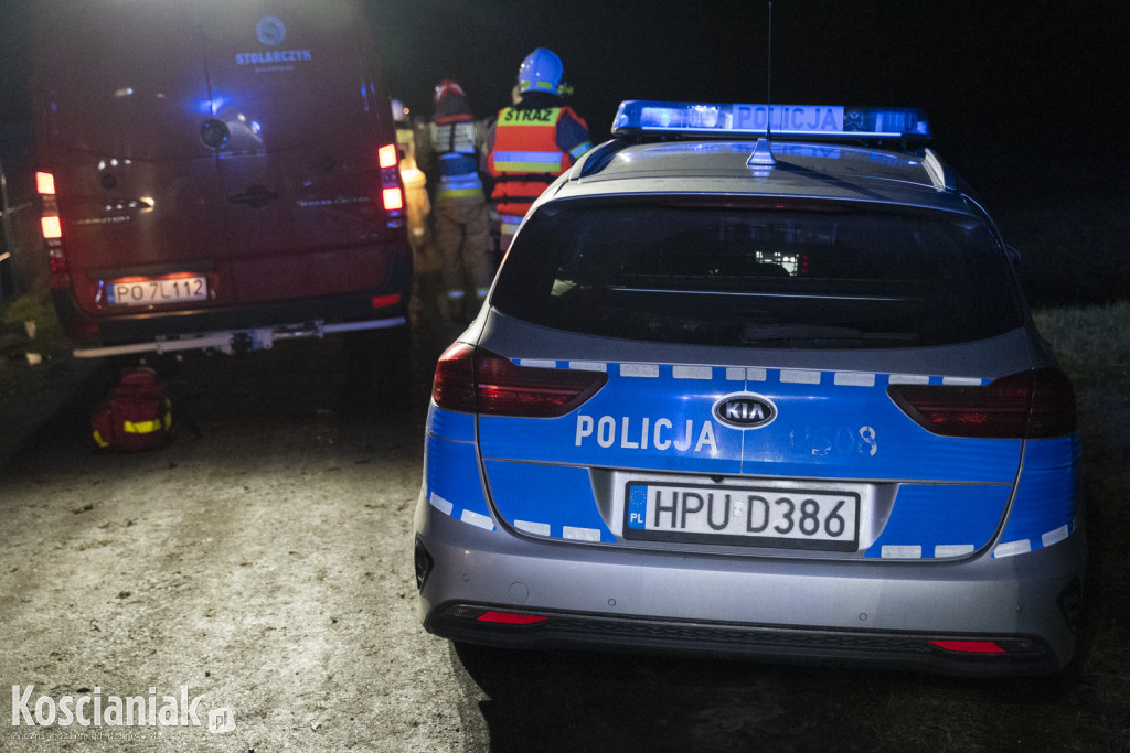 Auto wpadło do kanału w Kurzej Górze