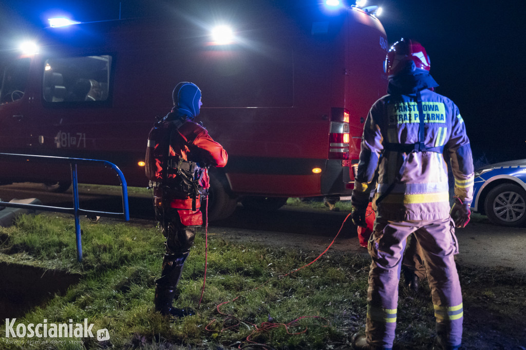 Auto wpadło do kanału w Kurzej Górze