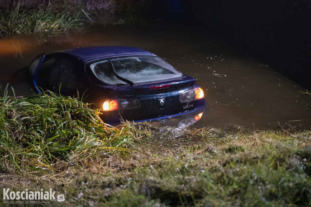 Auto wpadło do kanału w Kurzej Górze
