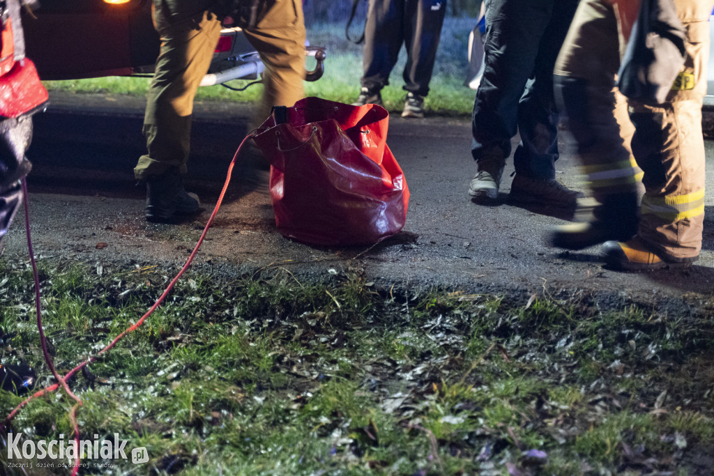 Auto wpadło do kanału w Kurzej Górze