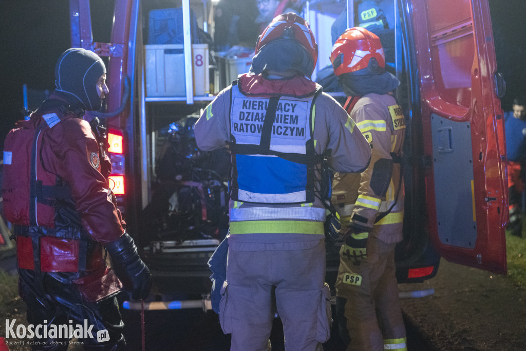 Auto wpadło do kanału w Kurzej Górze