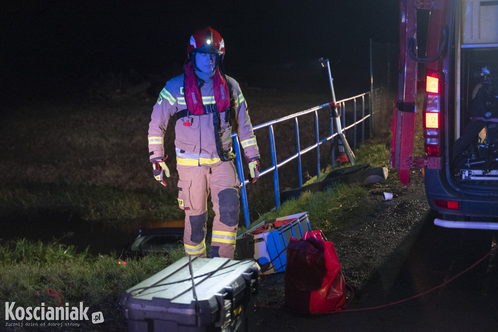 Auto wpadło do kanału w Kurzej Górze