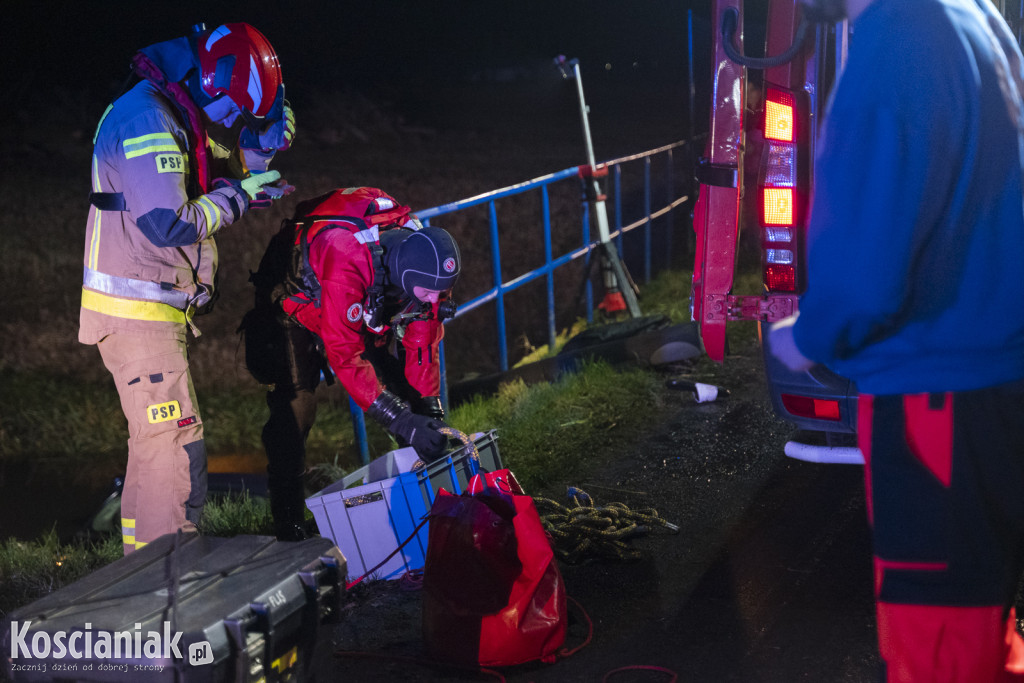 Auto wpadło do kanału w Kurzej Górze