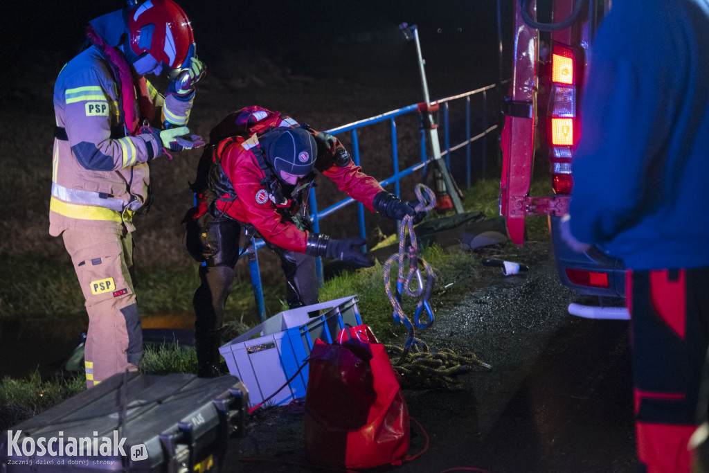 Auto wpadło do kanału w Kurzej Górze