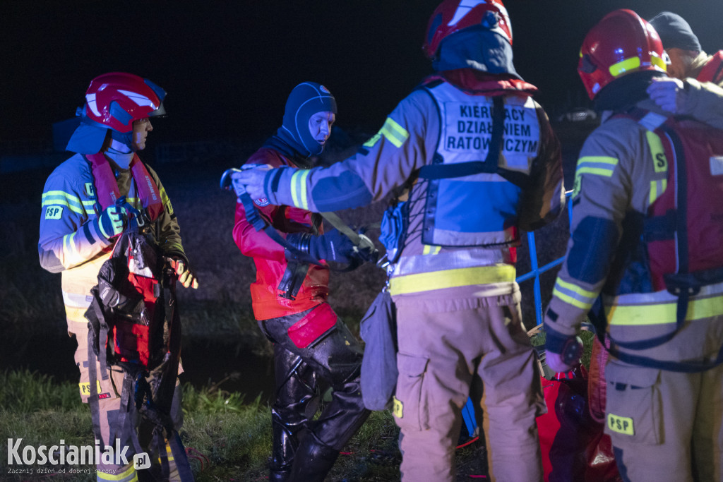 Auto wpadło do kanału w Kurzej Górze
