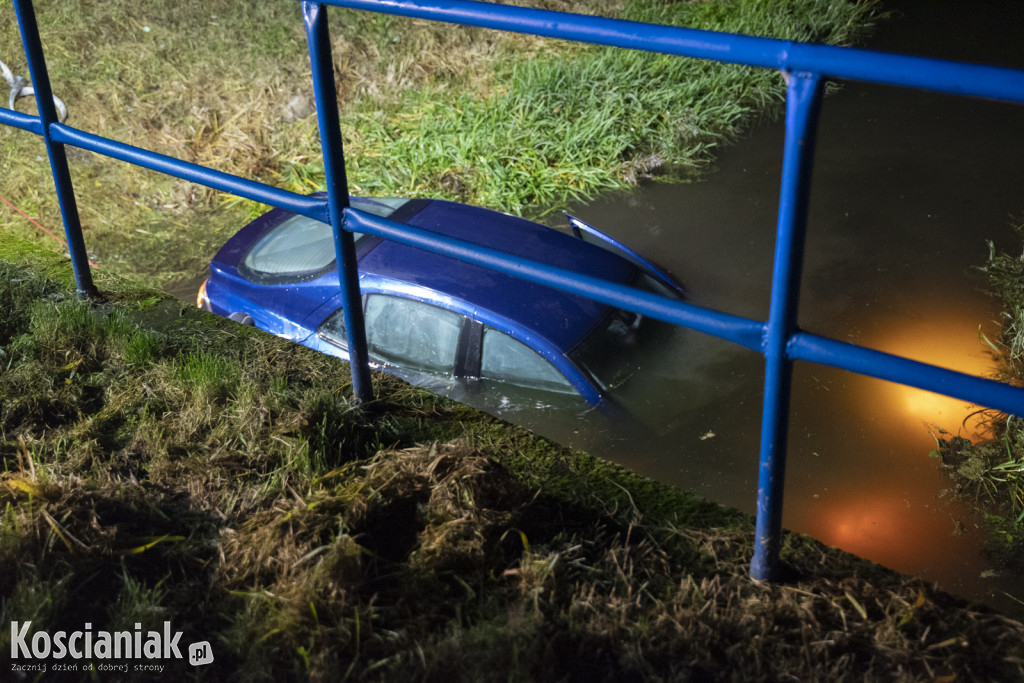 Auto wpadło do kanału w Kurzej Górze