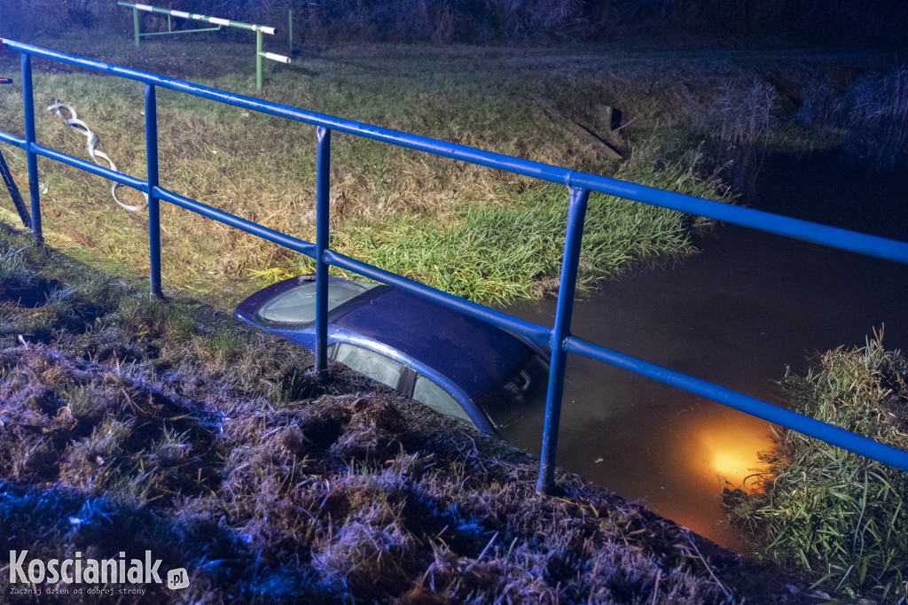 Auto wpadło do kanału w Kurzej Górze