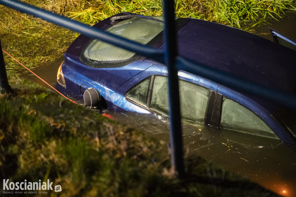 Auto wpadło do kanału w Kurzej Górze
