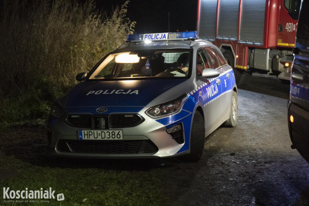 Auto wpadło do kanału w Kurzej Górze