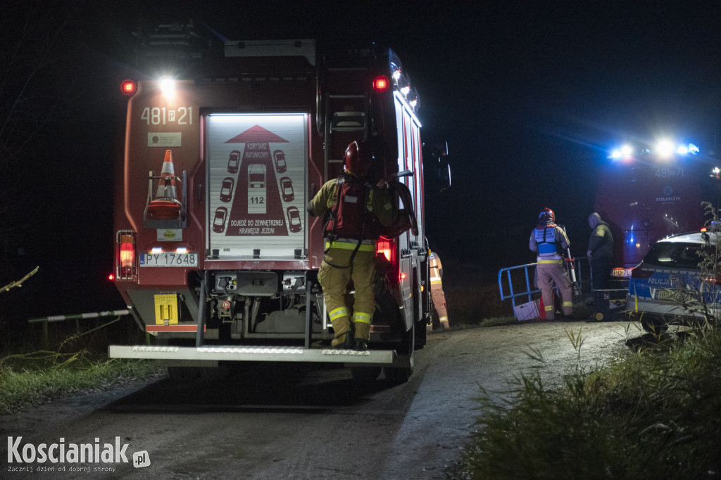 Auto wpadło do kanału w Kurzej Górze