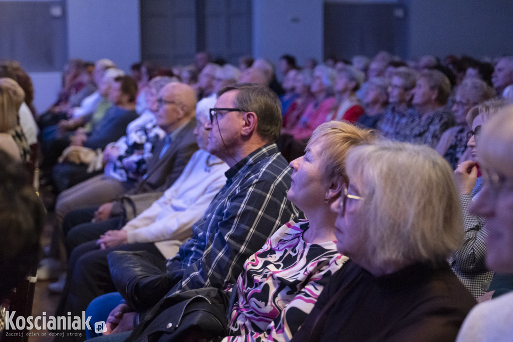 Barbara Parzęczewska porwała kościańskich seniorów