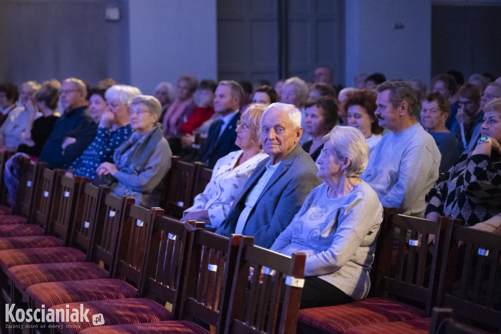 Barbara Parzęczewska porwała kościańskich seniorów