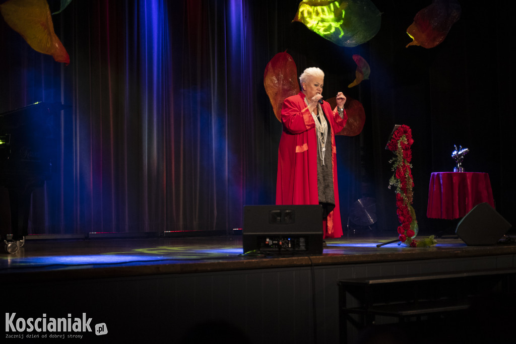 Barbara Parzęczewska porwała kościańskich seniorów