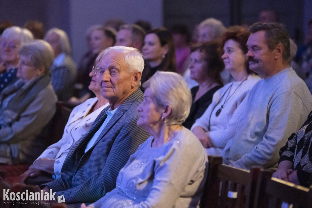 Barbara Parzęczewska porwała kościańskich seniorów