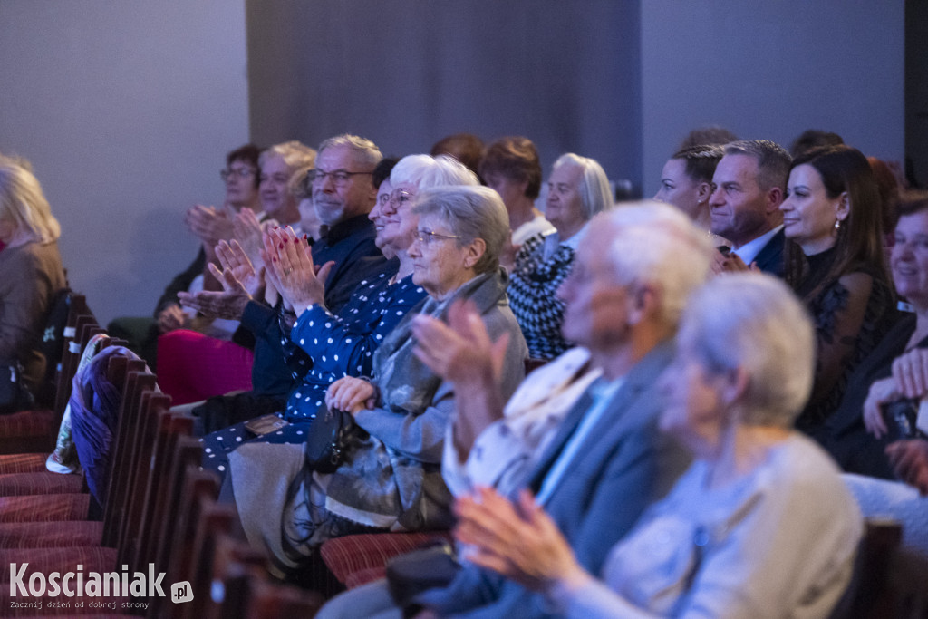 Barbara Parzęczewska porwała kościańskich seniorów