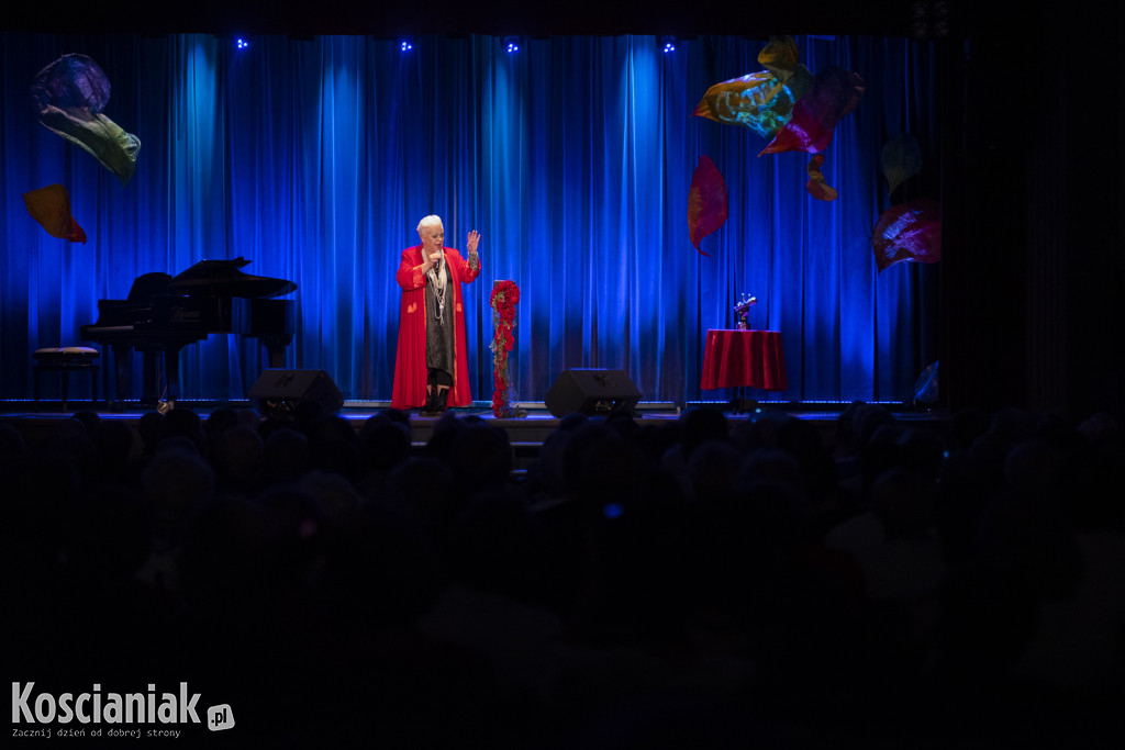 Barbara Parzęczewska porwała kościańskich seniorów