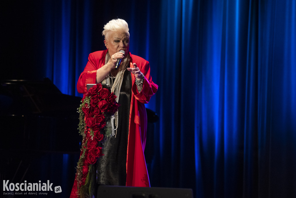 Barbara Parzęczewska porwała kościańskich seniorów