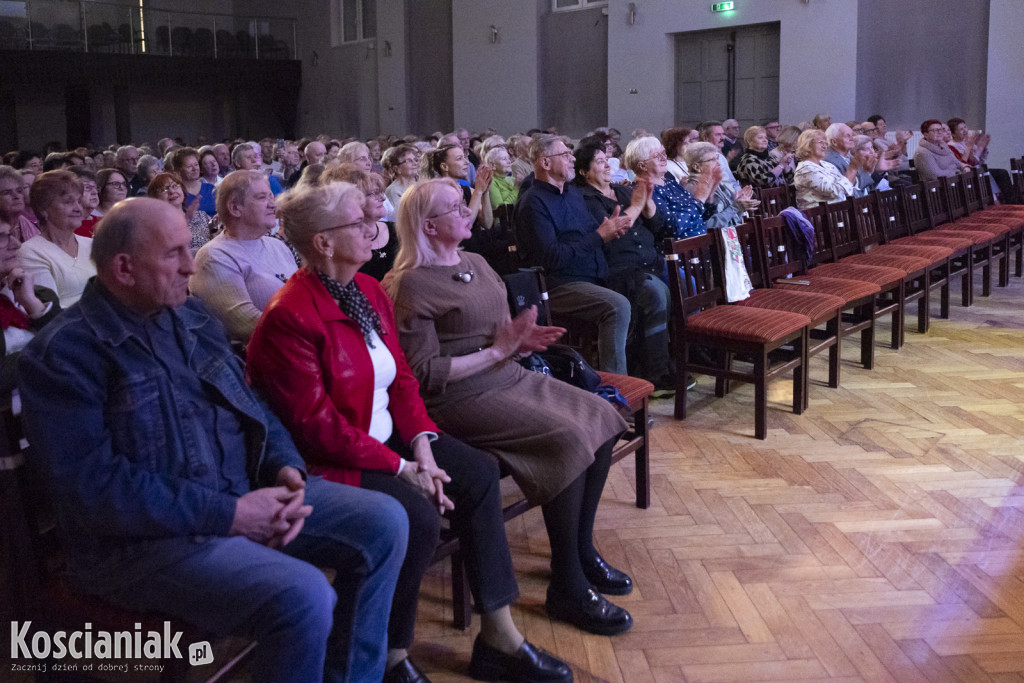 Barbara Parzęczewska porwała kościańskich seniorów
