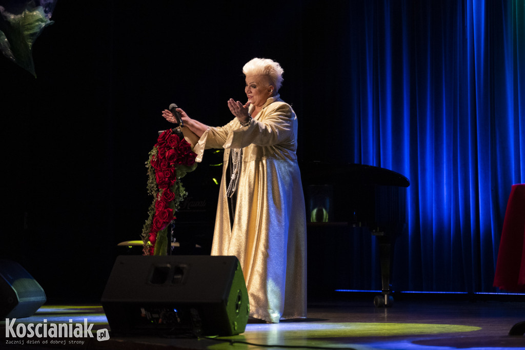 Barbara Parzęczewska porwała kościańskich seniorów